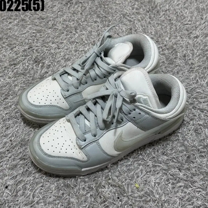 [BUNJANG] Nike Dunk Low White/Gray Sneakers / 나이키 덩크 로우 화이트/그레이 운동화235 0225