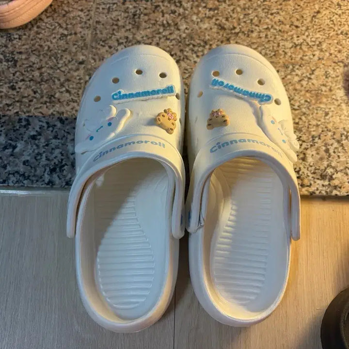 [SOLD OUT] 시나모롤 슬리퍼 크록스