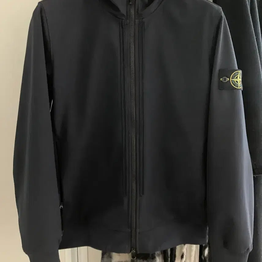 [BUNJANG] Stone Island Softshell Windbreaker 22FW / 스톤아일랜드 소프트쉘 바람막이 22fw