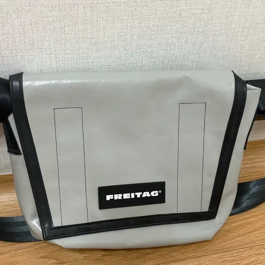 [BUNJANG] Freitag Lassie All Silver Gray Crossbody Bag / 프라이탁 라씨 올실버 그레이