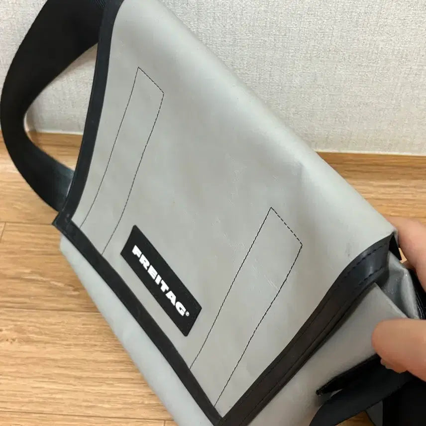 [BUNJANG] Freitag Lassie All Silver Gray Crossbody Bag / 프라이탁 라씨 올실버 그레이