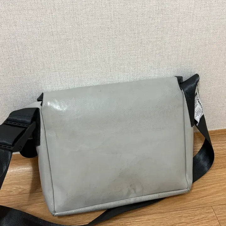 [BUNJANG] Freitag Lassie All Silver Gray Crossbody Bag / 프라이탁 라씨 올실버 그레이
