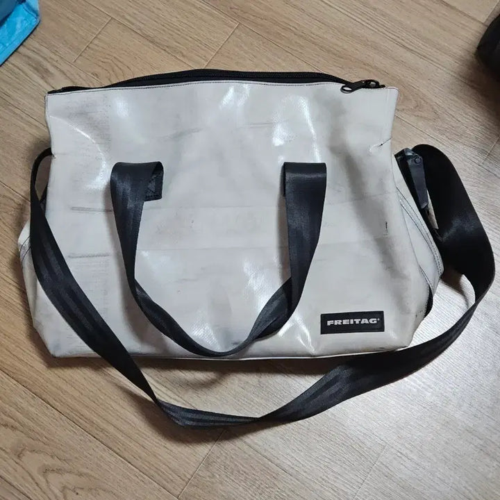 [BUNJANG] Freitag Boston White Crossbody Bag / 프라이탁 화이트 보스턴백 크로스백 가방