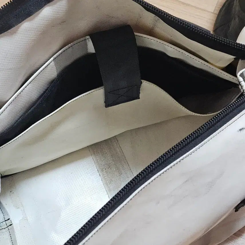 [BUNJANG] Freitag Boston White Crossbody Bag / 프라이탁 화이트 보스턴백 크로스백 가방