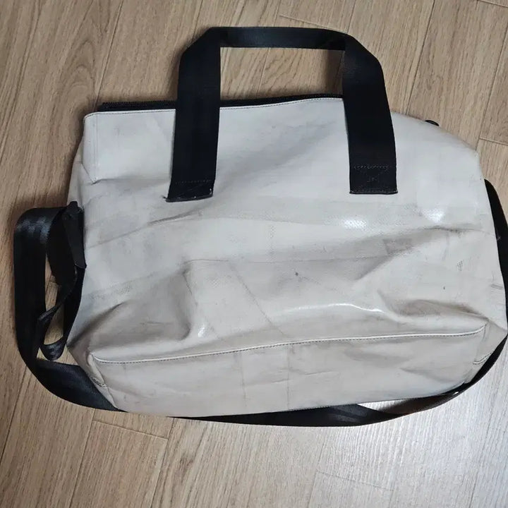 [BUNJANG] Freitag Boston White Crossbody Bag / 프라이탁 화이트 보스턴백 크로스백 가방