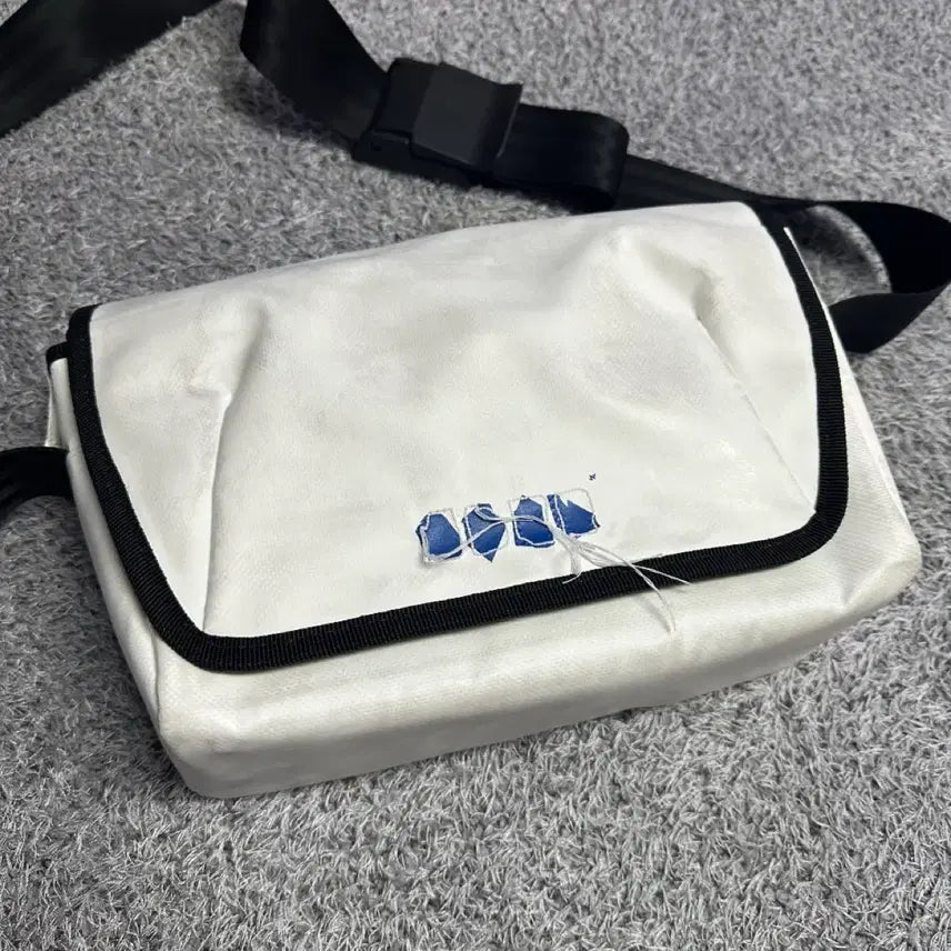 [BUNJANG] Ader Error Trace Admore Crossbody Bag White / 아더에러 트레이스 애드모어 크로스백 화이트