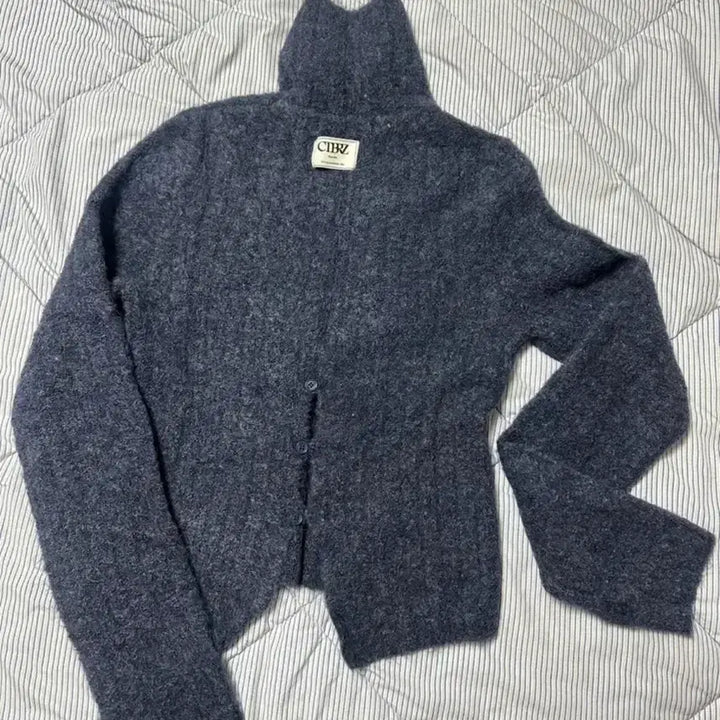 [BUNJANG] SITYBREEZE Back Slit Turtleneck Knit / 시티브리즈 백슬릿 터틀넥 니트