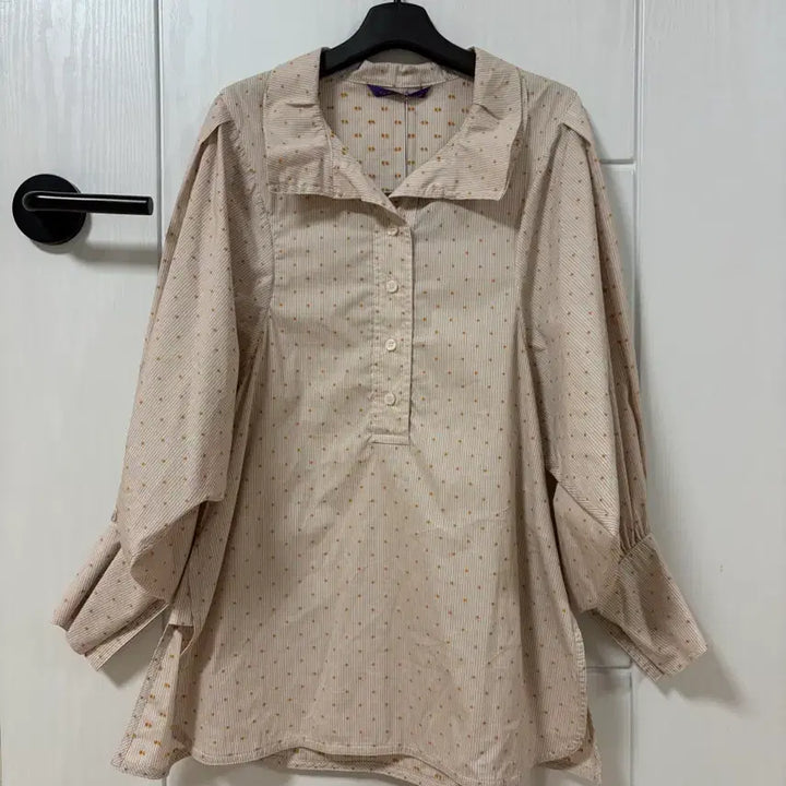 [SOLD OUT] 더아이잗컬렉션 도트 벌룬 소매 블라우스