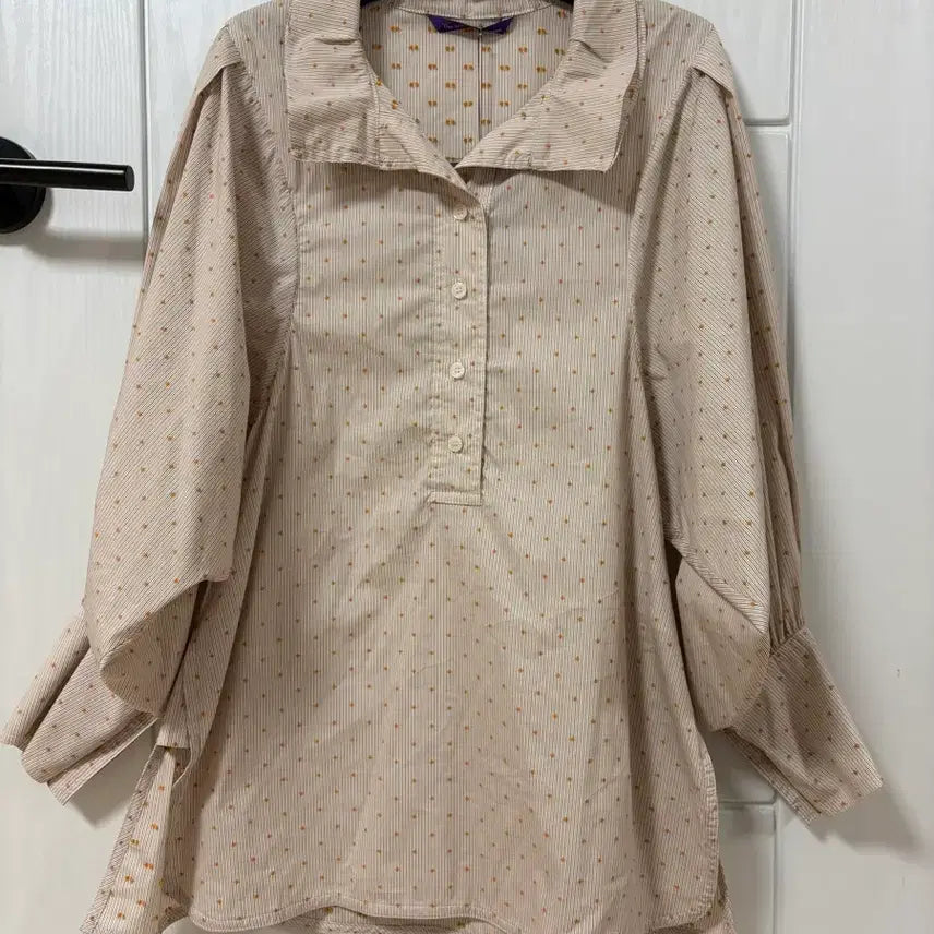 [SOLD OUT] 더아이잗컬렉션 도트 벌룬 소매 블라우스