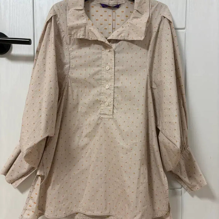 [SOLD OUT] 더아이잗컬렉션 도트 벌룬 소매 블라우스