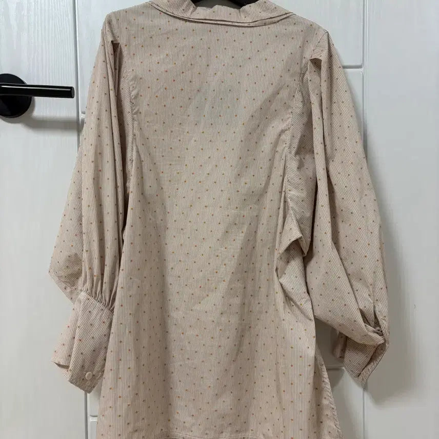 [SOLD OUT] 더아이잗컬렉션 도트 벌룬 소매 블라우스