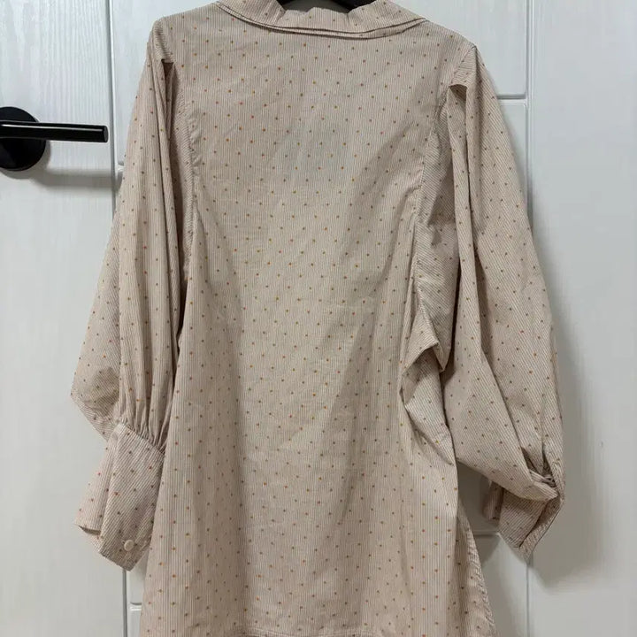 [SOLD OUT] 더아이잗컬렉션 도트 벌룬 소매 블라우스