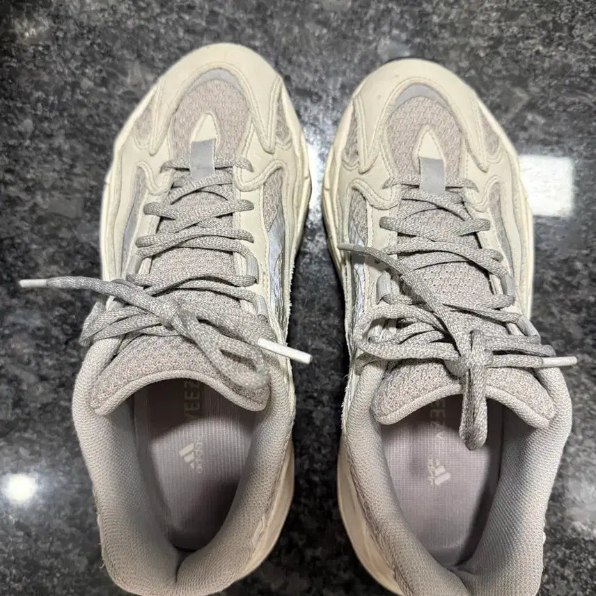[BUNJANG] Adidas Yeezy Boost 700 Static Sneakers / 이지부스트 700 스태틱 260