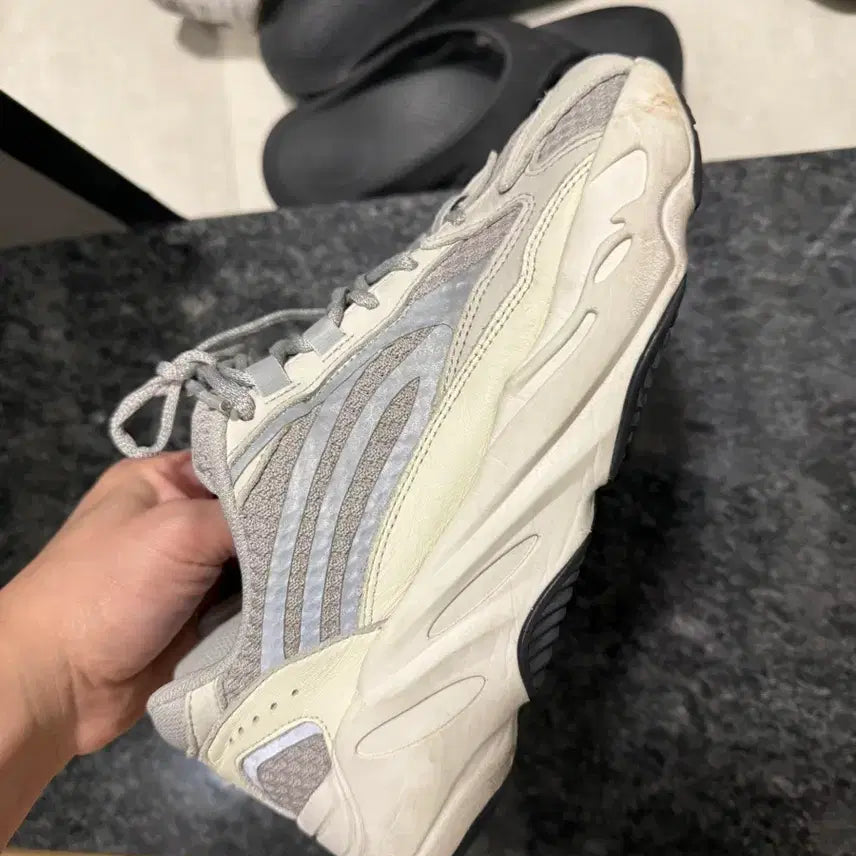 [BUNJANG] Adidas Yeezy Boost 700 Static Sneakers / 이지부스트 700 스태틱 260