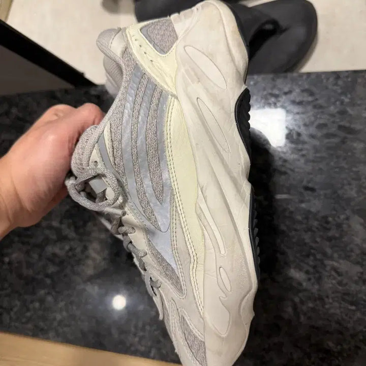 [BUNJANG] Adidas Yeezy Boost 700 Static Sneakers / 이지부스트 700 스태틱 260