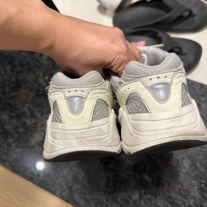 [BUNJANG] Adidas Yeezy Boost 700 Static Sneakers / 이지부스트 700 스태틱 260