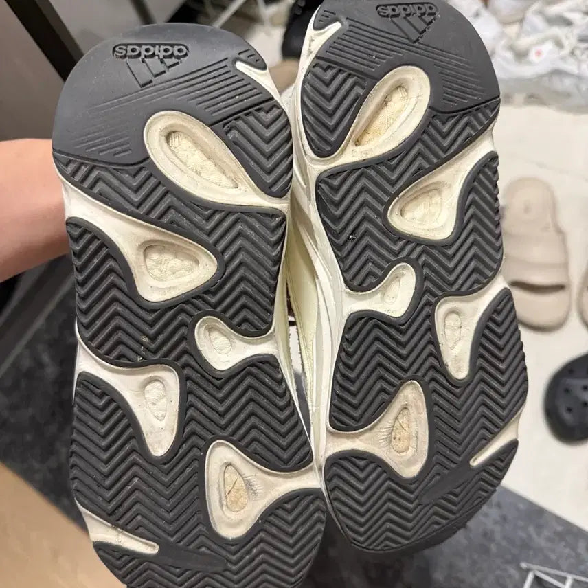 [BUNJANG] Adidas Yeezy Boost 700 Static Sneakers / 이지부스트 700 스태틱 260