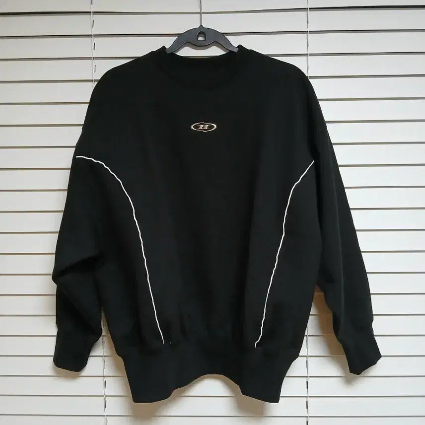 [SOLD OUT] 새상품)본투윈 B크롬 로고 화이트라인 블랙 스웻셔츠 1사이즈