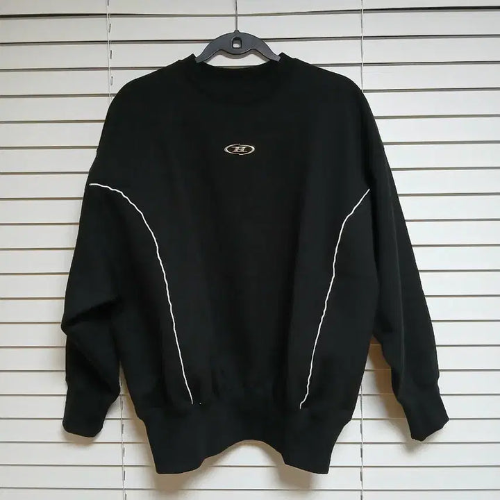 [SOLD OUT] 새상품)본투윈 B크롬 로고 화이트라인 블랙 스웻셔츠 1사이즈