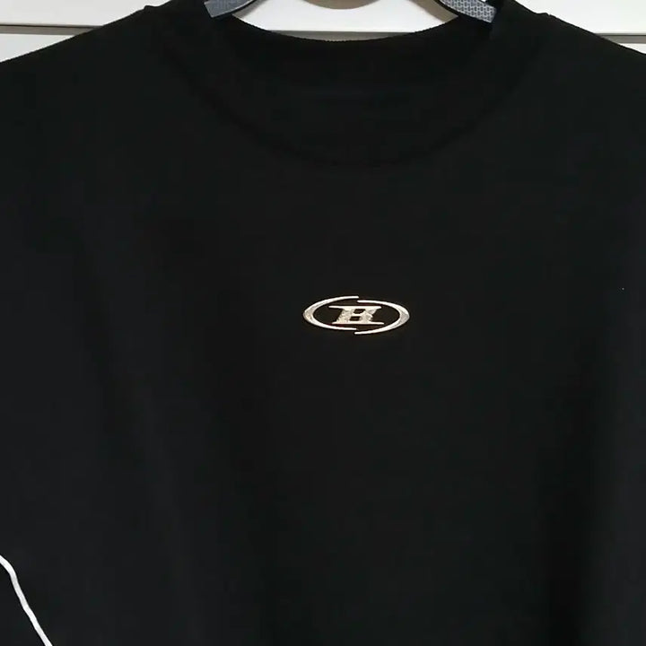 [SOLD OUT] 새상품)본투윈 B크롬 로고 화이트라인 블랙 스웻셔츠 1사이즈