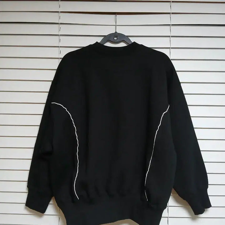 [SOLD OUT] 새상품)본투윈 B크롬 로고 화이트라인 블랙 스웻셔츠 1사이즈