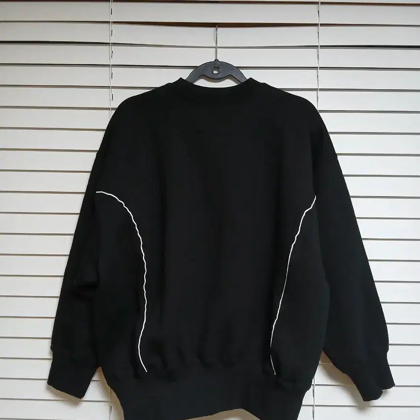[SOLD OUT] 새상품)본투윈 B크롬 로고 화이트라인 블랙 스웻셔츠 1사이즈