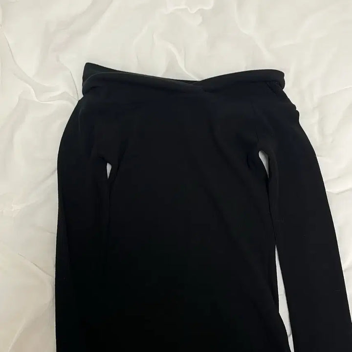 [BUNJANG] Black Off-Shoulder Long Sleeve Shirt / 블랙 오프숄더 긴팔 티셔츠