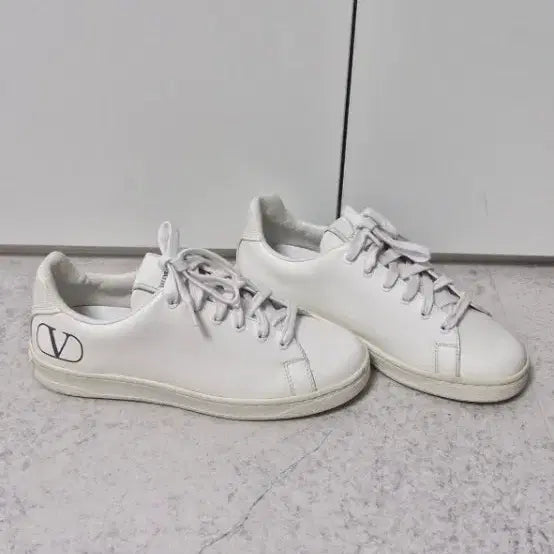 [BUNJANG] Valentino Leather Sneakers / 정품 발렌티노 스니커즈 35.5(운동화)/미사용 새거