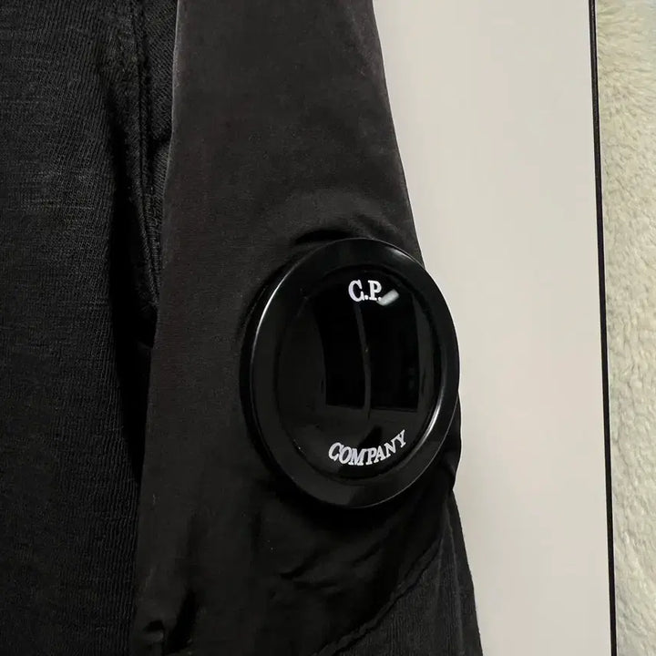 [BUNJANG] MCP Company Lens Applique Sweatshirt / [M]CP컴퍼니 렌즈와펜 맨투맨