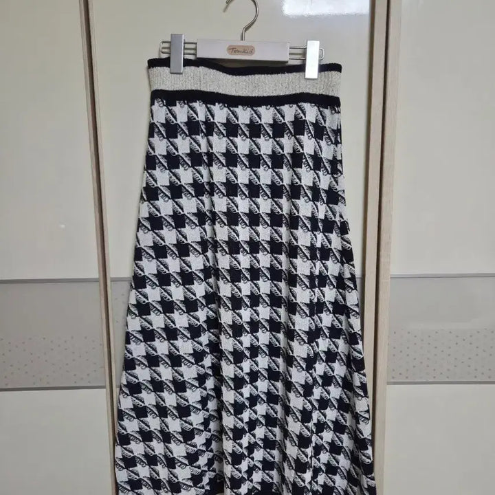 [BUNJANG] G-Cut Knit Vest Skirt Set / 지컷  니트 조끼 스커트 셋업