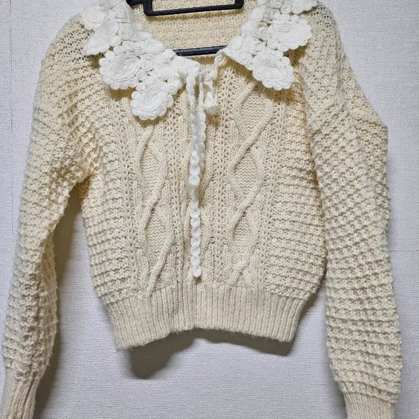 [BUNJANG] Ivory Lace Collar Cable Knit Sweater / 아이보리 레이스 카라 케이블 니트