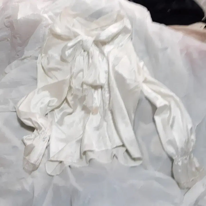 [BUNJANG] Unspecified Silk Blouse / 리본 프릴 실크블라우스