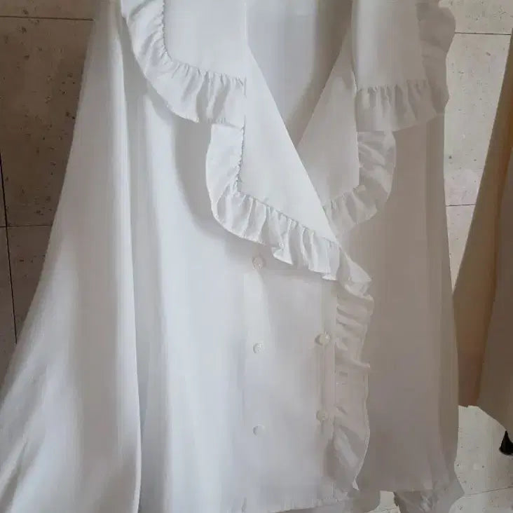 [BUNJANG] Unspecified Big Collar Frill Blouse / 빅 카라 프릴 블라우스