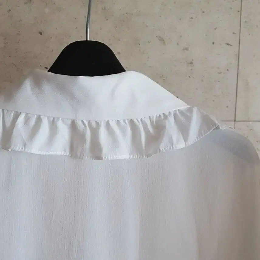 [BUNJANG] Unspecified Big Collar Frill Blouse / 빅 카라 프릴 블라우스