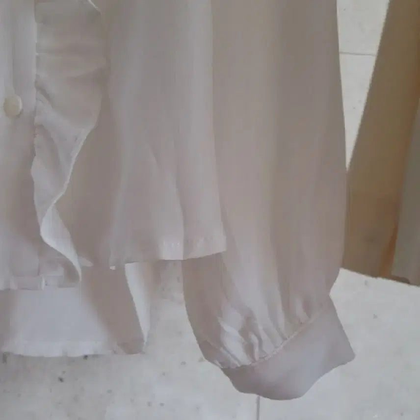 [BUNJANG] Unspecified Big Collar Frill Blouse / 빅 카라 프릴 블라우스