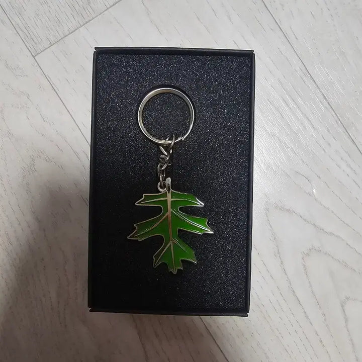 [BUNJANG] Metal Maple Leaf Keyring / 녹색 단풍잎 키링 메탈 재질