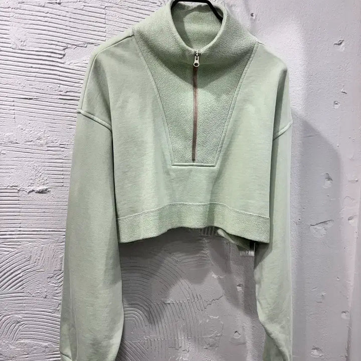 [BUNJANG] The Ilma Crop High Neck Half Zip-Up Sweatshirt / 더일마 크롭 하이넥 집업 맨투맨티