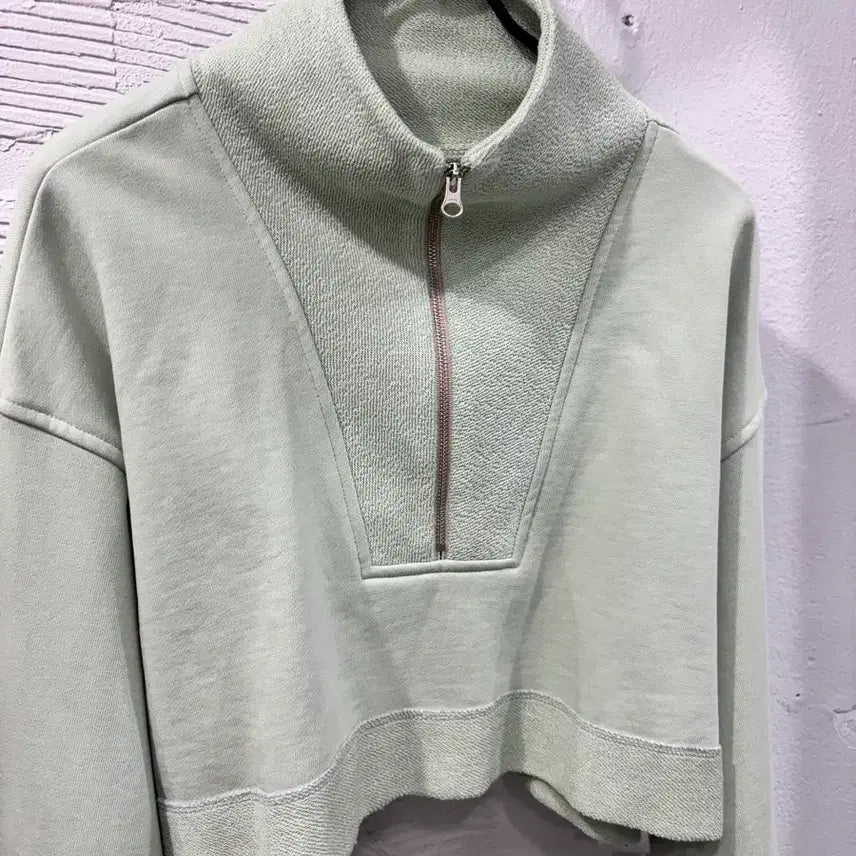 [BUNJANG] The Ilma Crop High Neck Half Zip-Up Sweatshirt / 더일마 크롭 하이넥 집업 맨투맨티