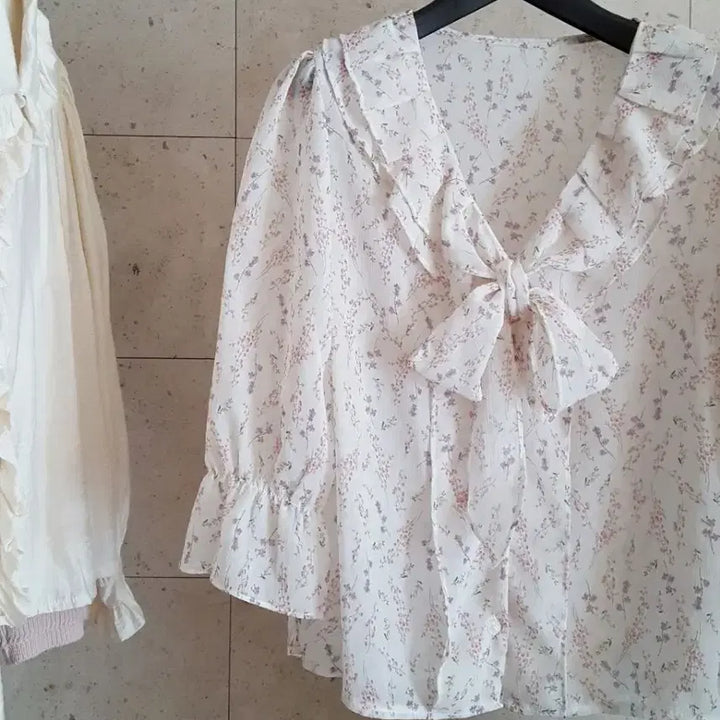 [BUNJANG] Floral Chiffon Blouse / 시폰 프릴 리본 플로럴 블라우스