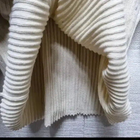 [SOLD OUT] p425 아이보리색 스톤 장식 골지 니트