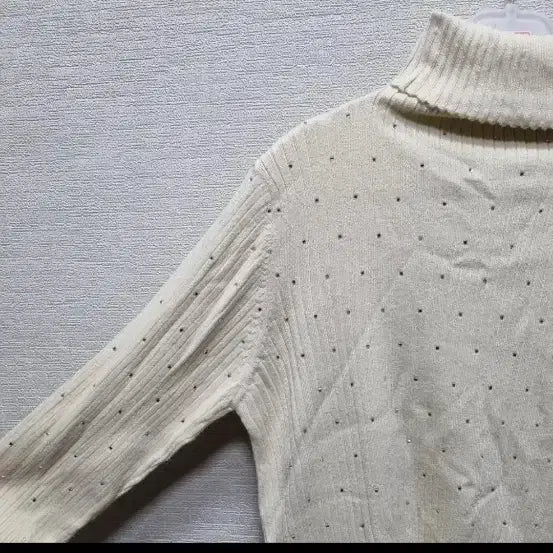 [SOLD OUT] p425 아이보리색 스톤 장식 골지 니트