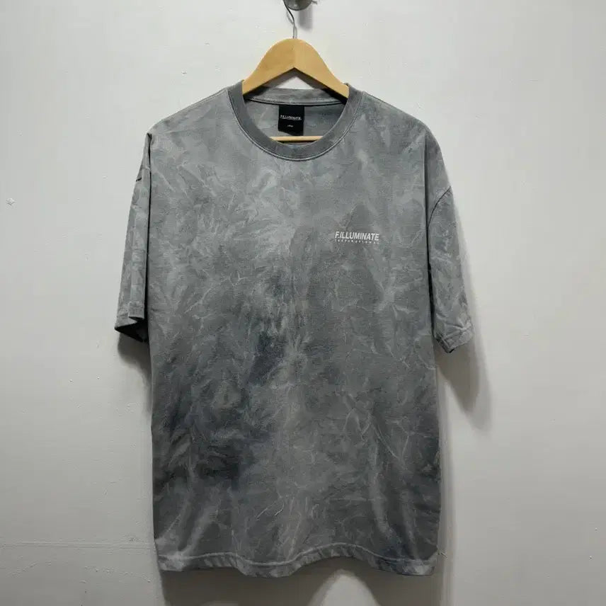 [BUNJANG] FILLUMINATE Typography Dyed Short Sleeve T-shirt (L) / FILLUMINATE 타이포그래피 염색 반팔 티셔츠 L