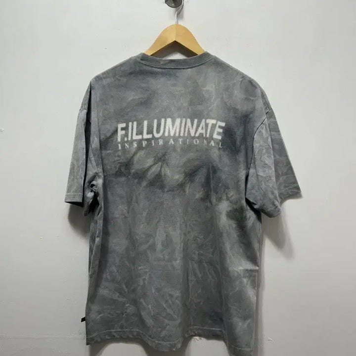 [BUNJANG] FILLUMINATE Typography Dyed Short Sleeve T-shirt (L) / FILLUMINATE 타이포그래피 염색 반팔 티셔츠 L