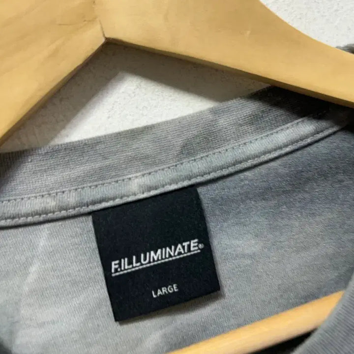 [BUNJANG] FILLUMINATE Typography Dyed Short Sleeve T-shirt (L) / FILLUMINATE 타이포그래피 염색 반팔 티셔츠 L
