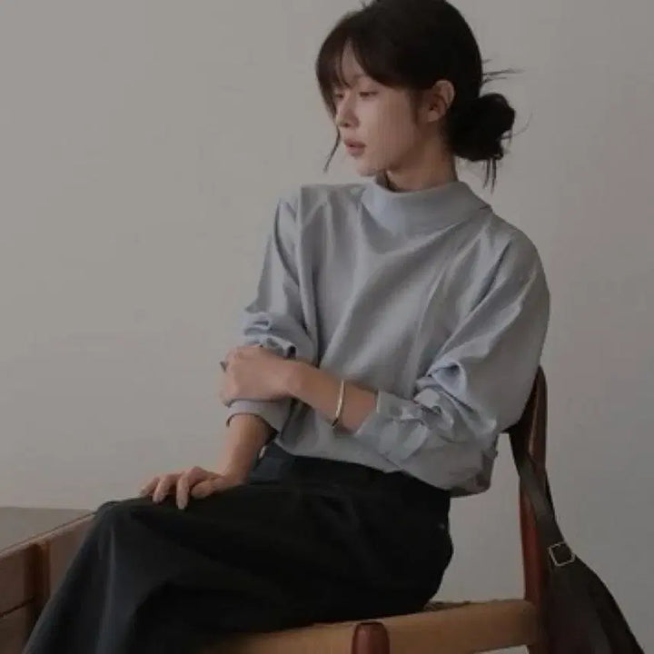 [BUNJANG] Kinda Beige Neck Button Blouse / 킨다베이지 넥 버튼 블라우스