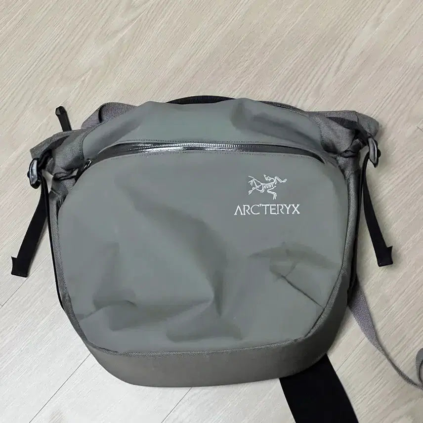 [BUNJANG] Arc'teryx x Beams Aro 8 Shoulder Bag / 22년 아크테릭스 빔즈 아로 8 숄더백
