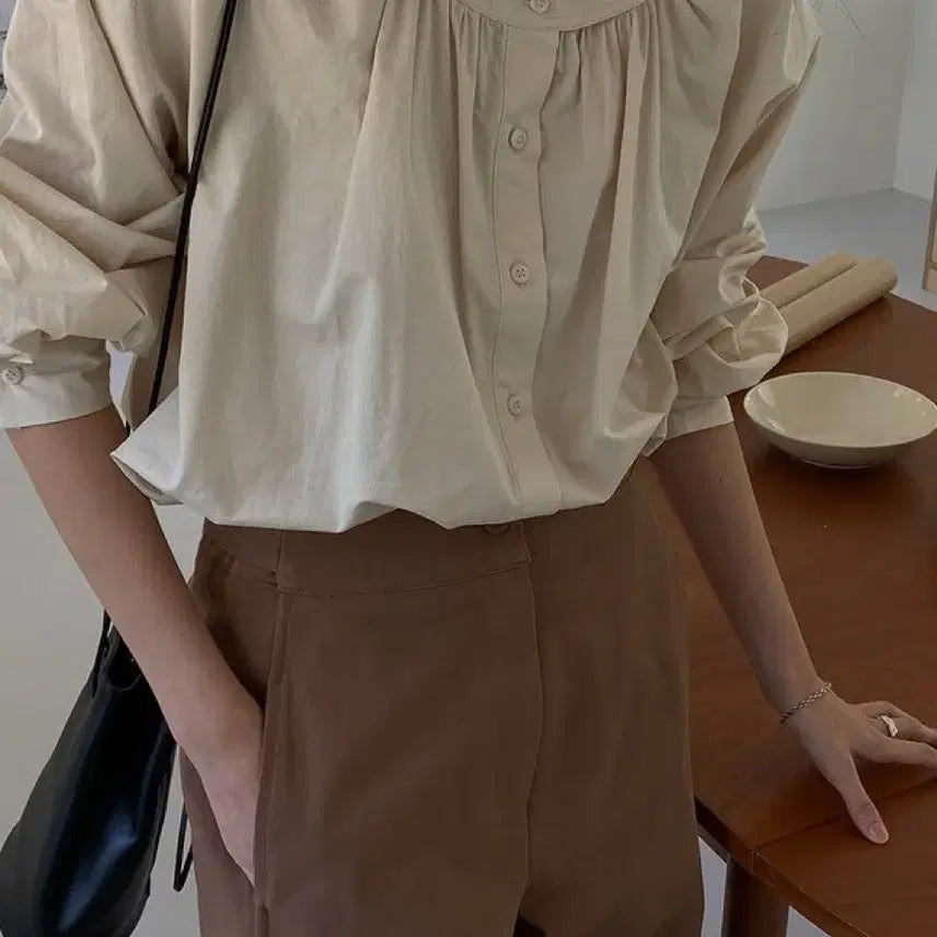[BUNJANG] Kinda Beige Neck Button Blouse / 킨다베이지 넥 버튼 블라우스