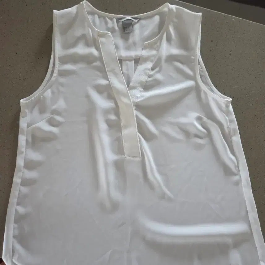 [BUNJANG] H&amp;M Sleeveless White Blouse / h&amp;m 민소매 화이트 블라우스