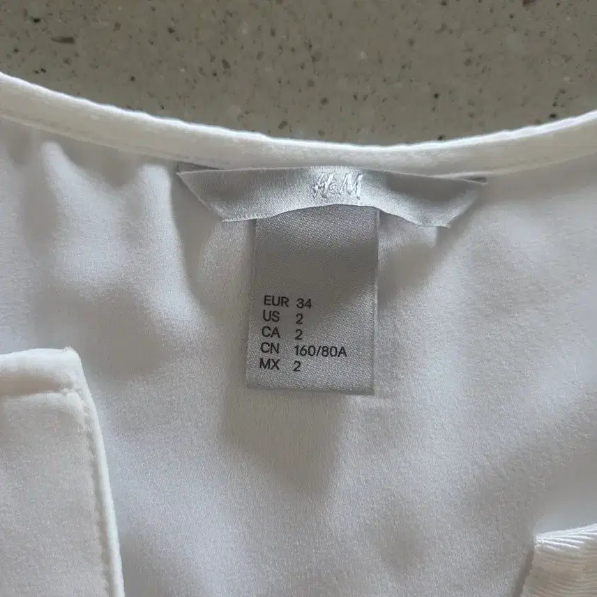 [BUNJANG] H&amp;M Sleeveless White Blouse / h&amp;m 민소매 화이트 블라우스
