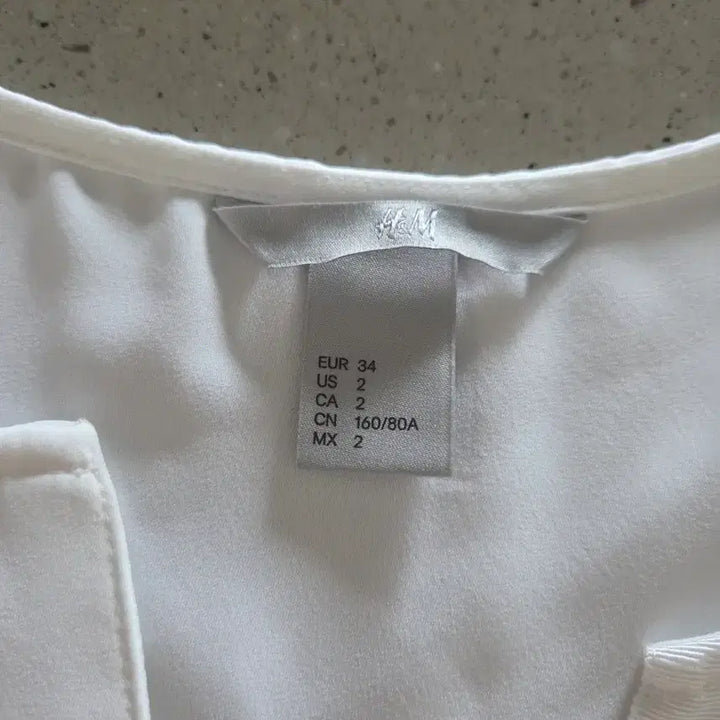 [BUNJANG] H&amp;M Sleeveless White Blouse / h&amp;m 민소매 화이트 블라우스